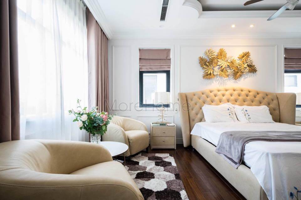 Bố trí ghế sofa đơn trong phòng ngủ giúp gia chủ có thể thư giãn uống trà, đọc sách trong phòng master Mẫu nội ngoại thất biệt thự tân cổ điển