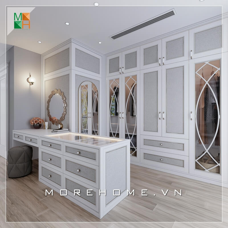 Mẫu phòng thay đồ đẹp cho biệt thự, chung cư cao cấp mang phong cách tân cổ điển, sử dụng gam màu trắng xám làm chủ đạo với hệ tủ âm tường kịch trần và đảo phụ kiện kết hợp bàn trang điểm, giúp không gian thử đồ của gia chủ trở nên gọn gàng nhưng cũng không kém phần sang trọng, đẳng cấp Mẫu nội ngoại thất biệt thự tân cổ điển