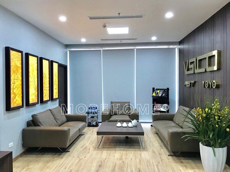 Bộ sofa bọc da cao cấp màu xám mang đến vẻ đẹp sang trọng, lịch sự cho văn phòng giám đốc