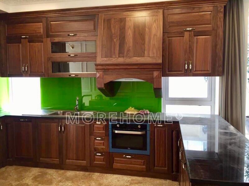 Nếu bạn đang cần tìm hình ảnh tủ bếp tân cổ điển bằng gỗ tự nhiên thực tế, thì hãy dành thời gian để tham khảo công trình thi công tủ bếp biệt thự này của Morehome.